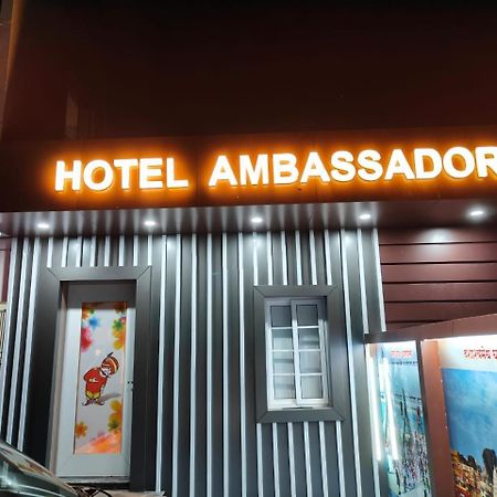 The Hotel Ambassador Inn Váránaszi Kültér fotó