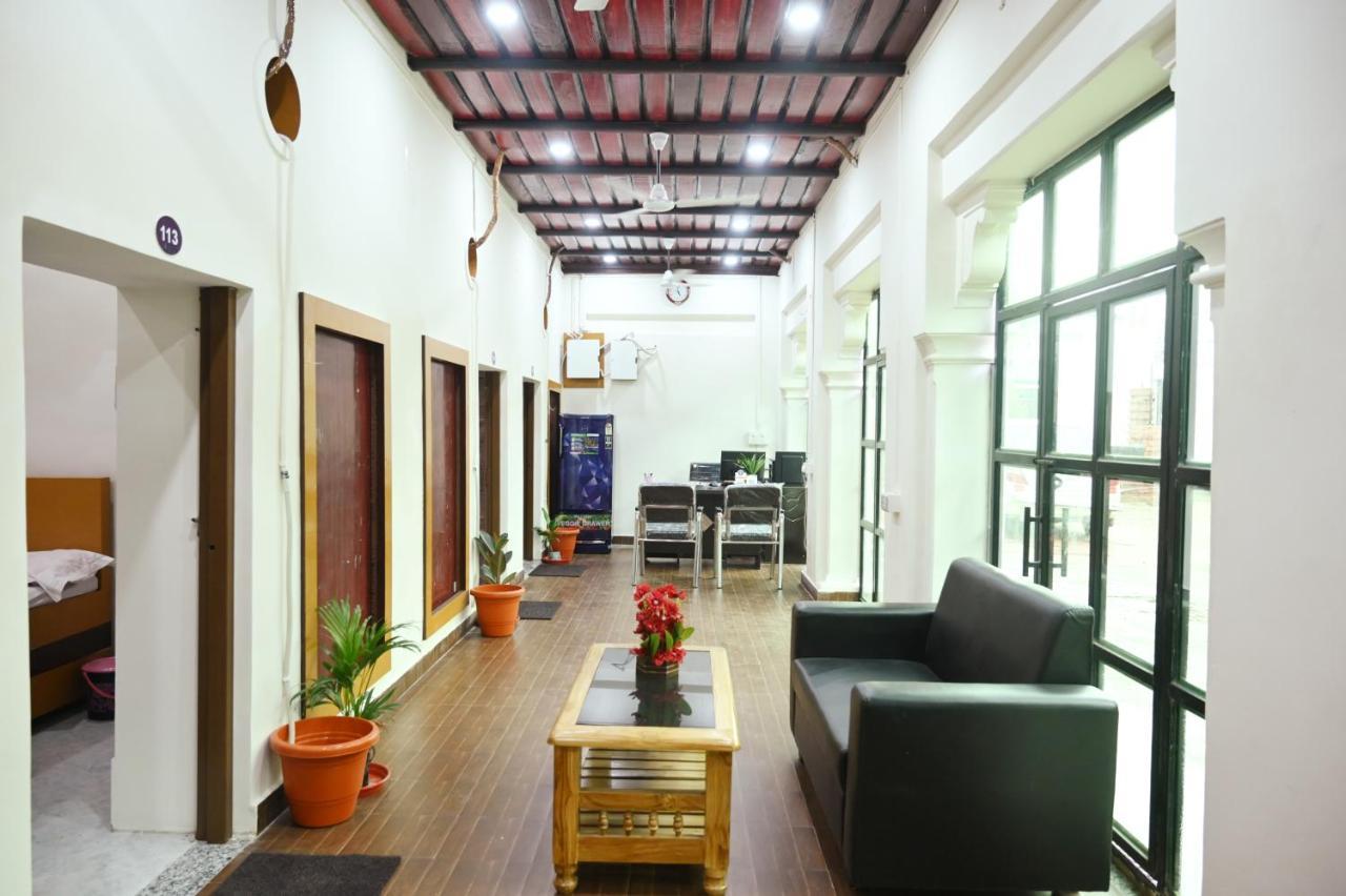 The Hotel Ambassador Inn Váránaszi Kültér fotó