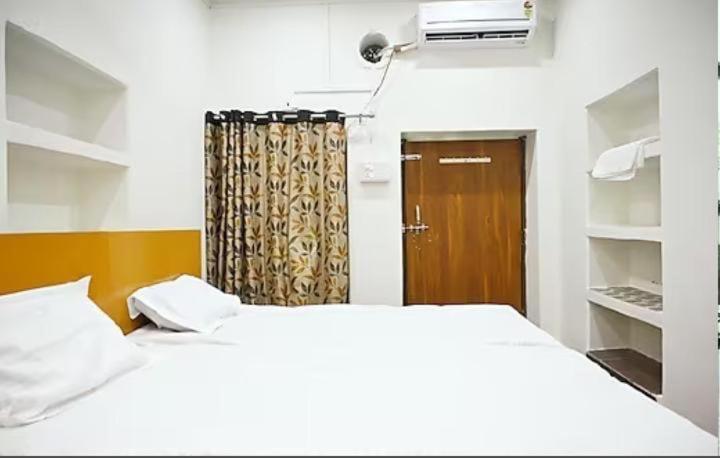 The Hotel Ambassador Inn Váránaszi Kültér fotó